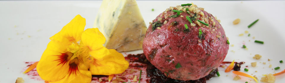 Rote Beete-Gorgonzola-Knödel selbst zubereitet Rote Beete-Gorgonzola-Knödel selbst zubereitet