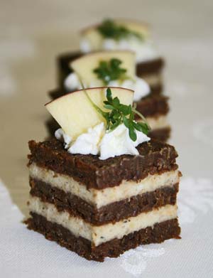 Blauschimmel-Walnusscreme mit karamellisiertem Äpfel auf Pumpernickel Blauschimmel-Walnusscreme mit karamellisiertem Äpfel auf Pumpernickel