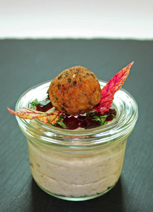 Blumenkohl-Parfait mit rote Beete und Zwiebel-Falafel Blumenkohl-Parfait mit rote Beete und Zwiebel-Falafel