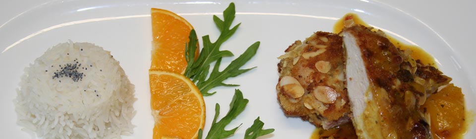 Hähnchenbrustfilet in der Mandelkruste, dazu Orangensauce und Basmatireis Hähnchenbrustfilet in der Mandelkruste, dazu Orangensauce und Basmatireis