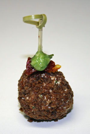 Frischkäsetrüffel mit getrockneten Tomaten und Pesto Frischkäsetrüffel mit getrockneten Tomaten und Pesto